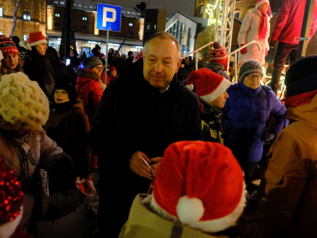 Choinka rozświetlona. Zaczął się świąteczny czas w Ostrowcu Świętokrzyskim