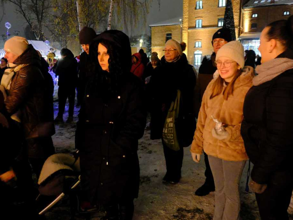 Choinka rozświetlona. Zaczął się świąteczny czas w Ostrowcu Świętokrzyskim