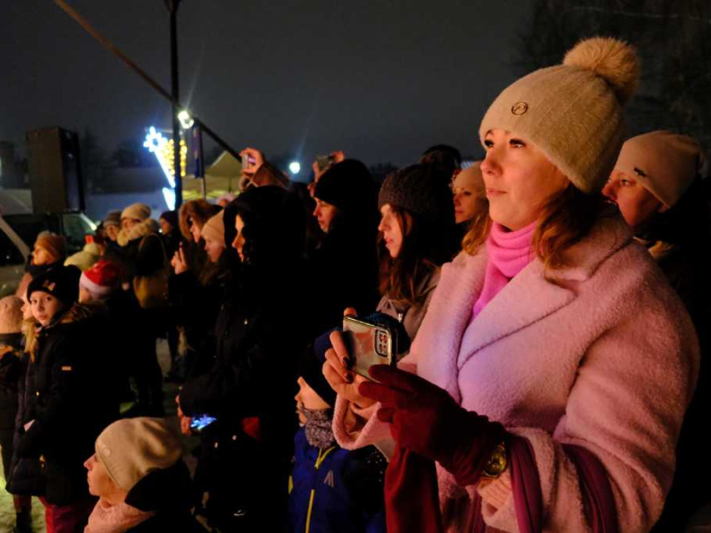 Choinka rozświetlona. Zaczął się świąteczny czas w Ostrowcu Świętokrzyskim