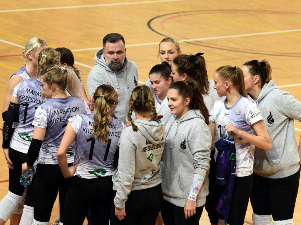 II liga siatkówki kobiet. Grupa IV. *KSZO SMS Ostrowiec Świętokrzyski - Maraton Krzeszowice 3:0