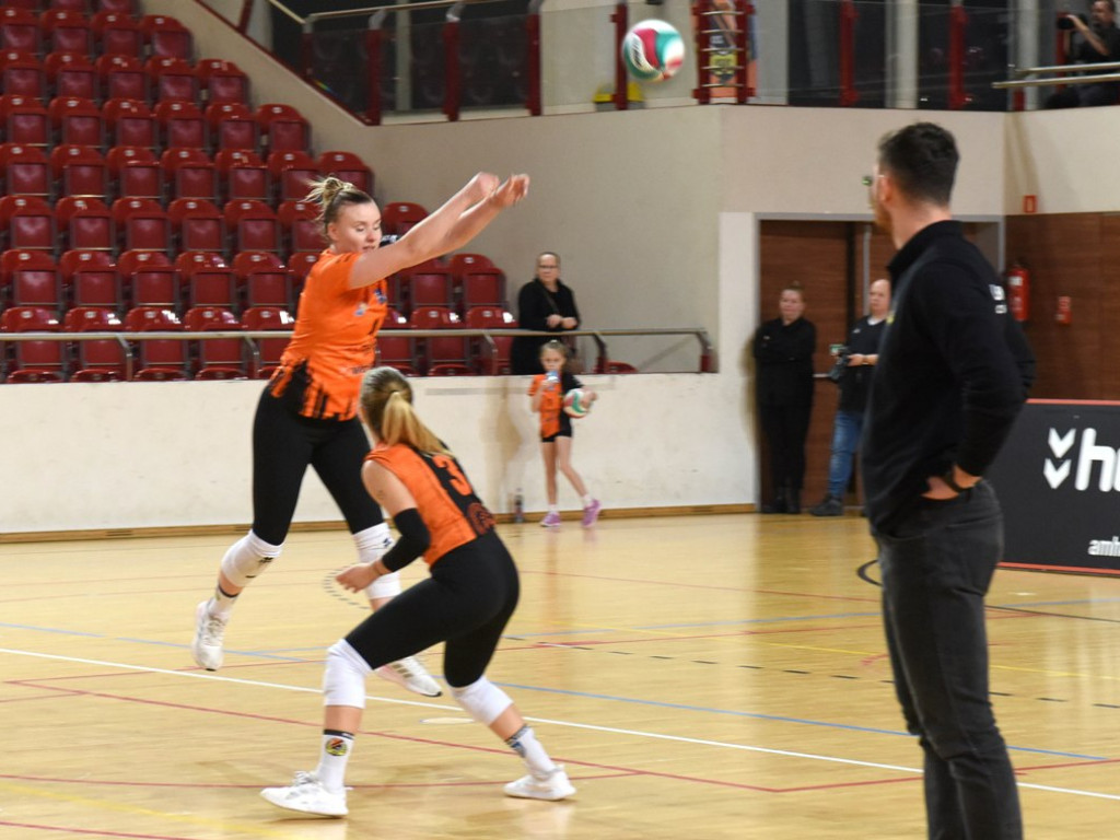 II liga siatkówki kobiet. Grupa IV. *KSZO SMS Ostrowiec Świętokrzyski - Maraton Krzeszowice 3:0
