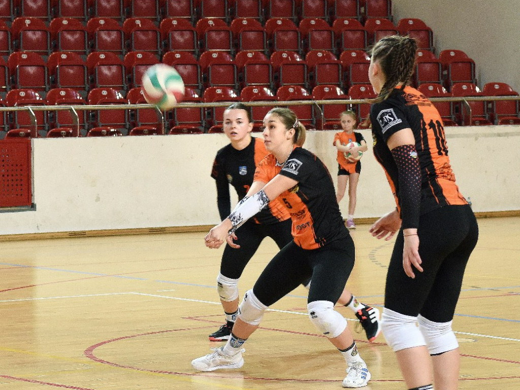 II liga siatkówki kobiet. Grupa IV. *KSZO SMS Ostrowiec Świętokrzyski - Maraton Krzeszowice 3:0