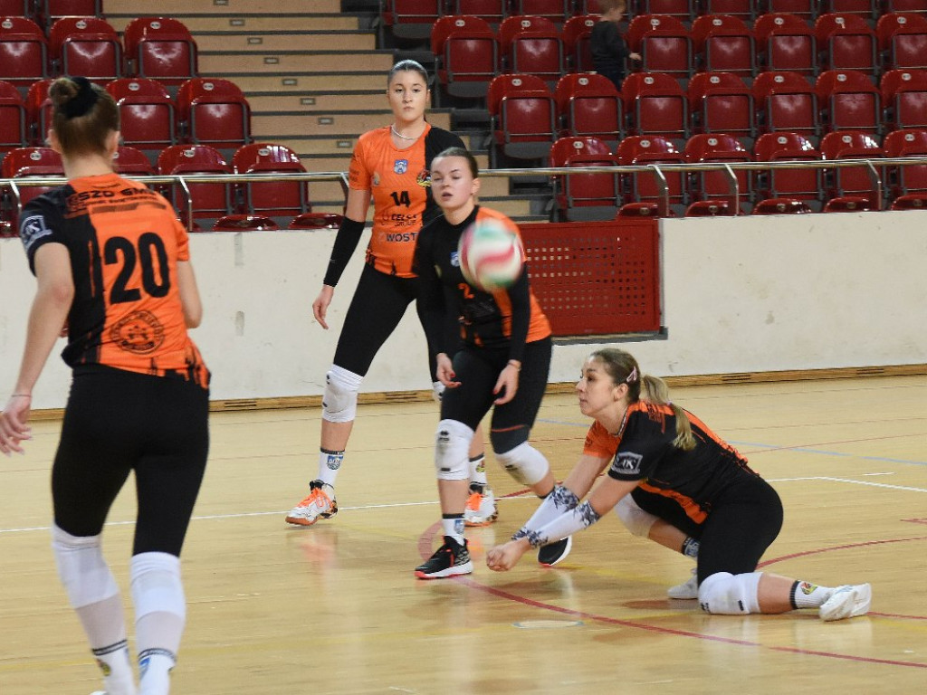 II liga siatkówki kobiet. Grupa IV. *KSZO SMS Ostrowiec Świętokrzyski - Maraton Krzeszowice 3:0