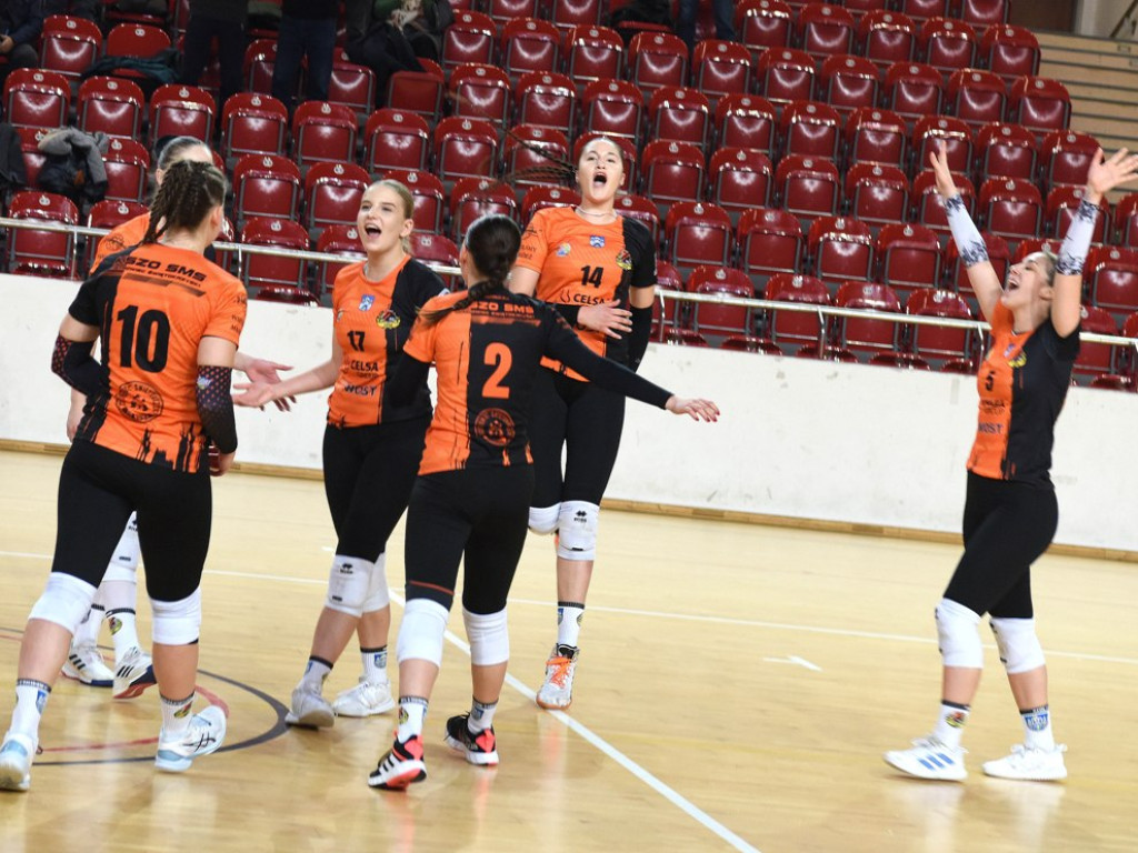 II liga siatkówki kobiet. Grupa IV. *KSZO SMS Ostrowiec Świętokrzyski - Maraton Krzeszowice 3:0