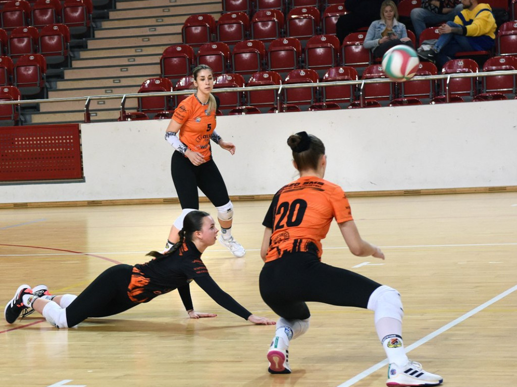 II liga siatkówki kobiet. Grupa IV. *KSZO SMS Ostrowiec Świętokrzyski - Maraton Krzeszowice 3:0