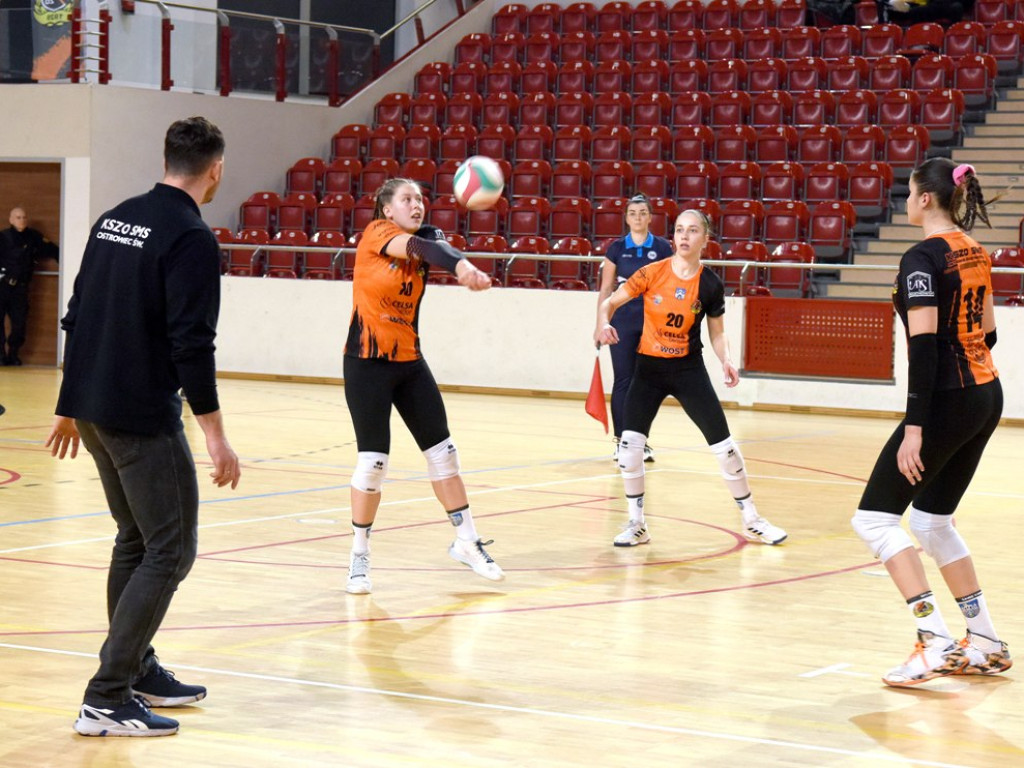 II liga siatkówki kobiet. Grupa IV. *KSZO SMS Ostrowiec Świętokrzyski - Maraton Krzeszowice 3:0
