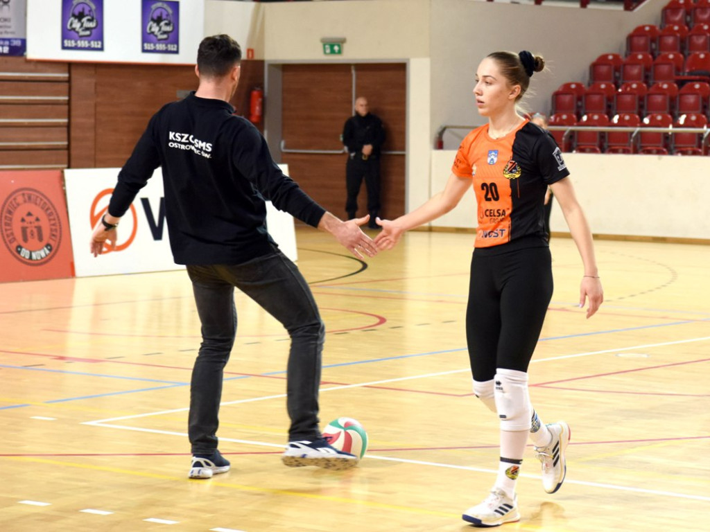 II liga siatkówki kobiet. Grupa IV. *KSZO SMS Ostrowiec Świętokrzyski - Maraton Krzeszowice 3:0