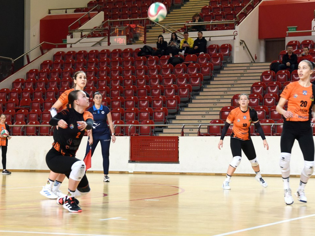 II liga siatkówki kobiet. Grupa IV. *KSZO SMS Ostrowiec Świętokrzyski - Maraton Krzeszowice 3:0