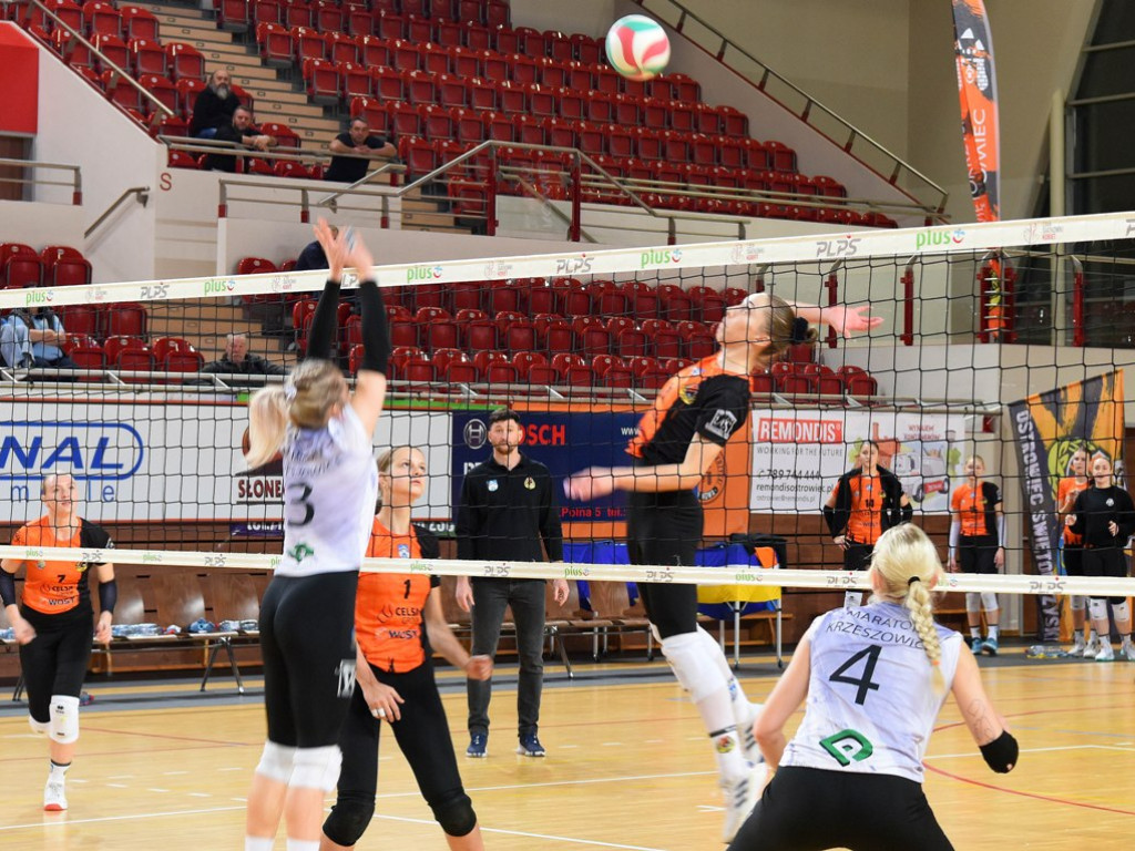 II liga siatkówki kobiet. Grupa IV. *KSZO SMS Ostrowiec Świętokrzyski - Maraton Krzeszowice 3:0