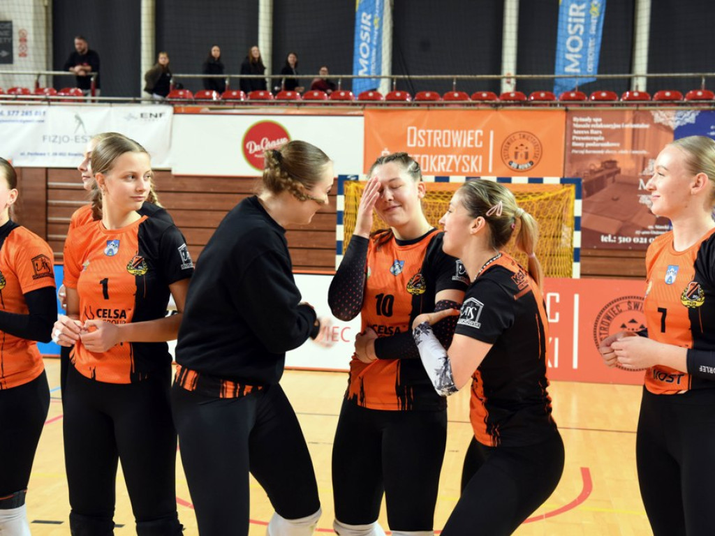 II liga siatkówki kobiet. Grupa IV. *KSZO SMS Ostrowiec Świętokrzyski - Maraton Krzeszowice 3:0