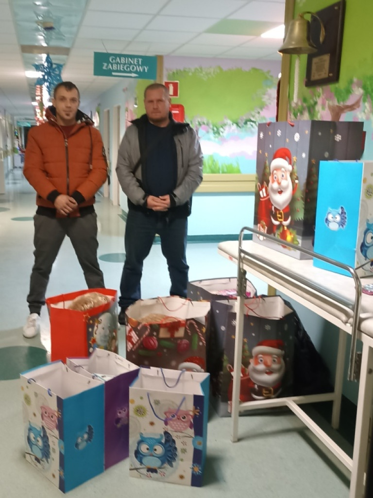 Hutnicy - dawcy krwi z świątecznymi prezentami na onkologii dziecięcej (zdjęcia)