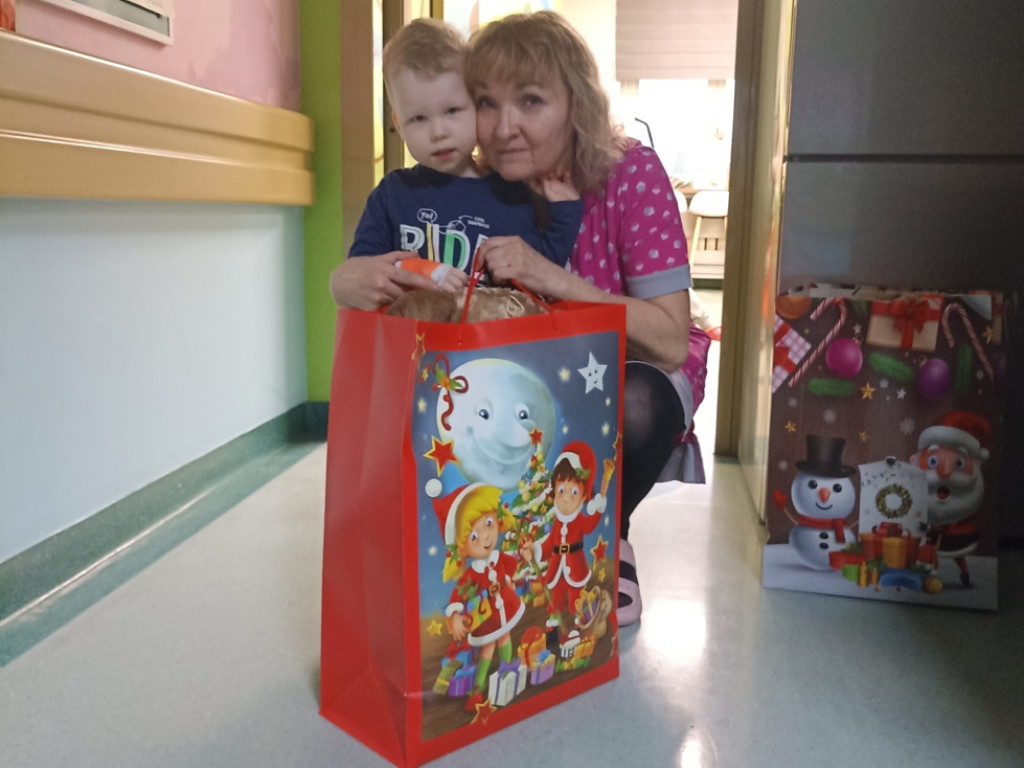 Hutnicy - dawcy krwi z świątecznymi prezentami na onkologii dziecięcej (zdjęcia)