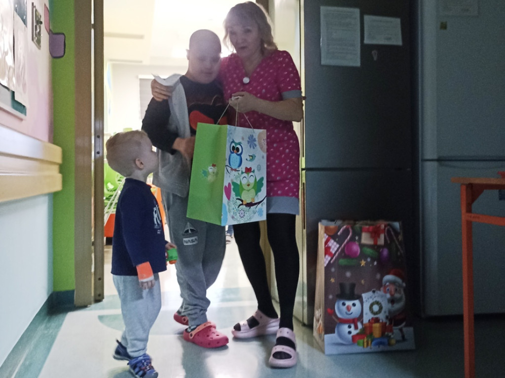 Hutnicy - dawcy krwi z świątecznymi prezentami na onkologii dziecięcej (zdjęcia)