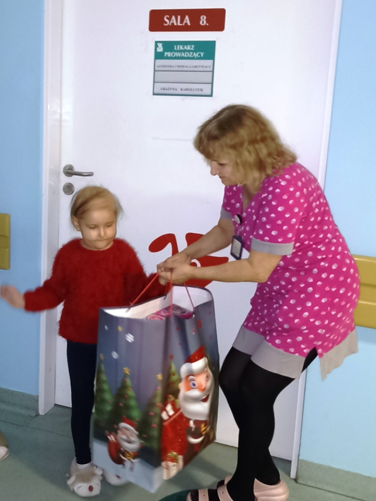 Hutnicy - dawcy krwi z świątecznymi prezentami na onkologii dziecięcej (zdjęcia)