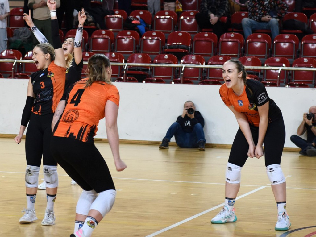 II liga siatkówki kobiet. Grupa IV. *KSZO SMS Ostrowiec Świętokrzyski - SMS PZPS II Szczyrk 3:0