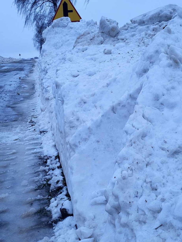 Zimowe uroki na drogach gminy Waśniów