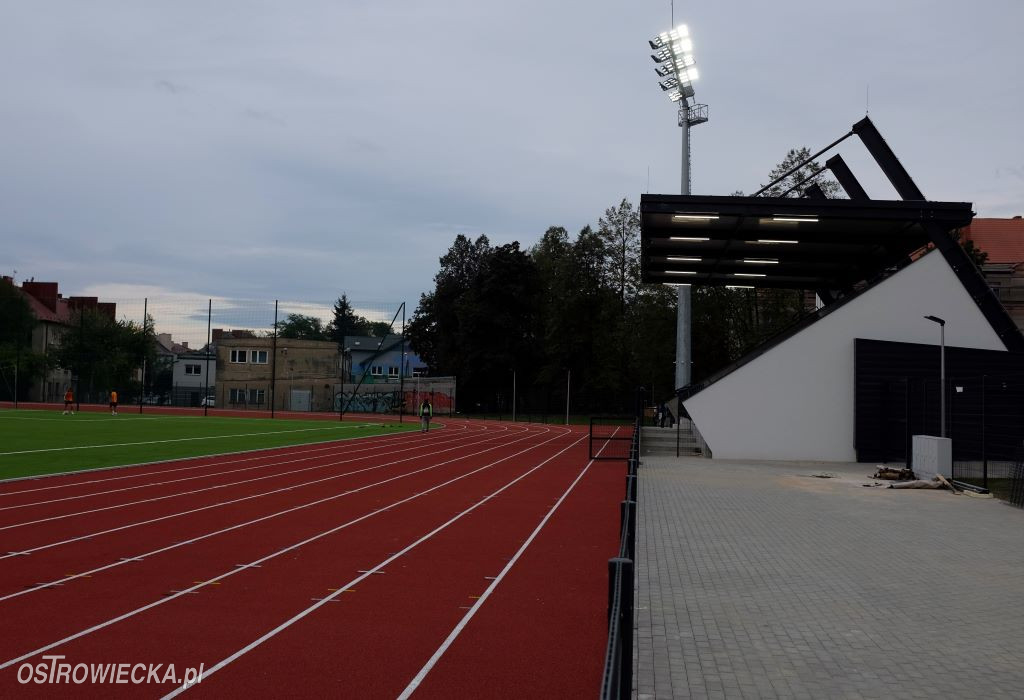 Próba oświetlenia Stadionu Międzyszkolnego przy ulicy Żeromskiego