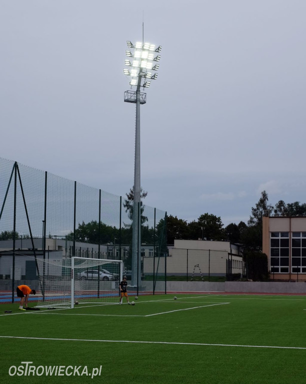 Próba oświetlenia Stadionu Międzyszkolnego przy ulicy Żeromskiego