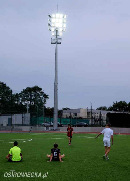 Próba oświetlenia Stadionu Międzyszkolnego przy ulicy Żeromskiego