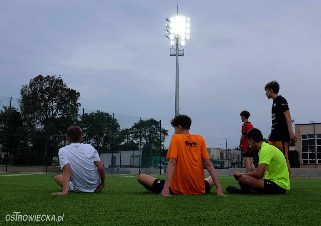 Próba oświetlenia Stadionu Międzyszkolnego przy ulicy Żeromskiego