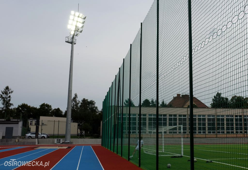 Próba oświetlenia Stadionu Międzyszkolnego przy ulicy Żeromskiego