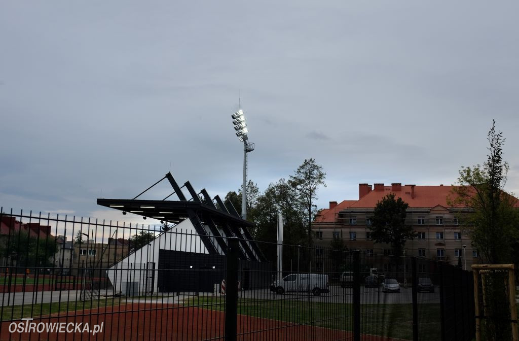 Próba oświetlenia Stadionu Międzyszkolnego przy ulicy Żeromskiego