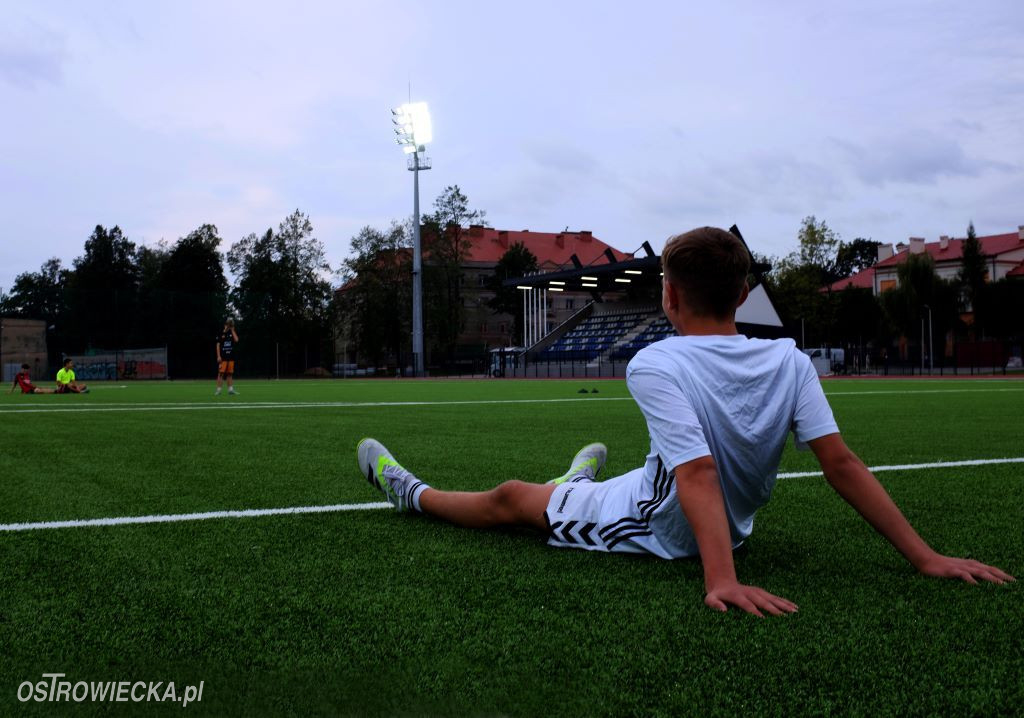 Próba oświetlenia Stadionu Międzyszkolnego przy ulicy Żeromskiego