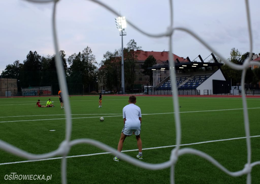 Próba oświetlenia Stadionu Międzyszkolnego przy ulicy Żeromskiego