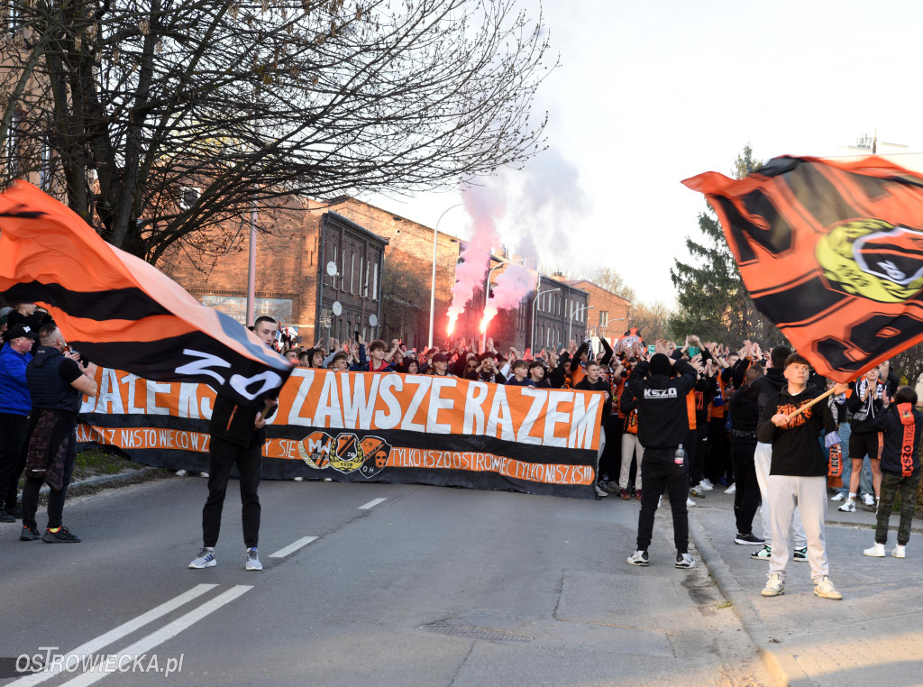 Przemarsz kibiców KSZO