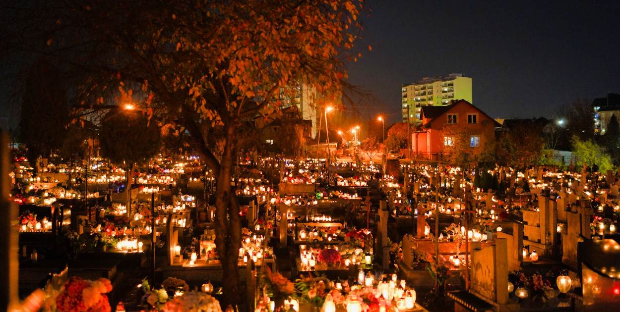 Cmentarz przy ul. Denkowskiej wieczorem