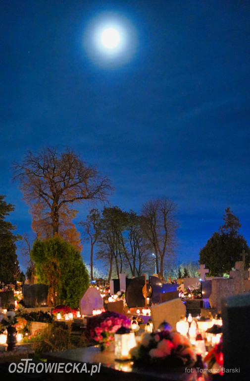 Cmentarz przy ul. Denkowskiej wieczorem