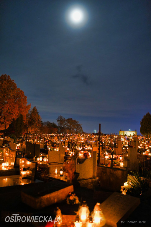 Cmentarz przy ul. Denkowskiej wieczorem