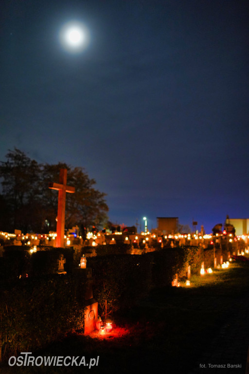 Cmentarz przy ul. Denkowskiej wieczorem