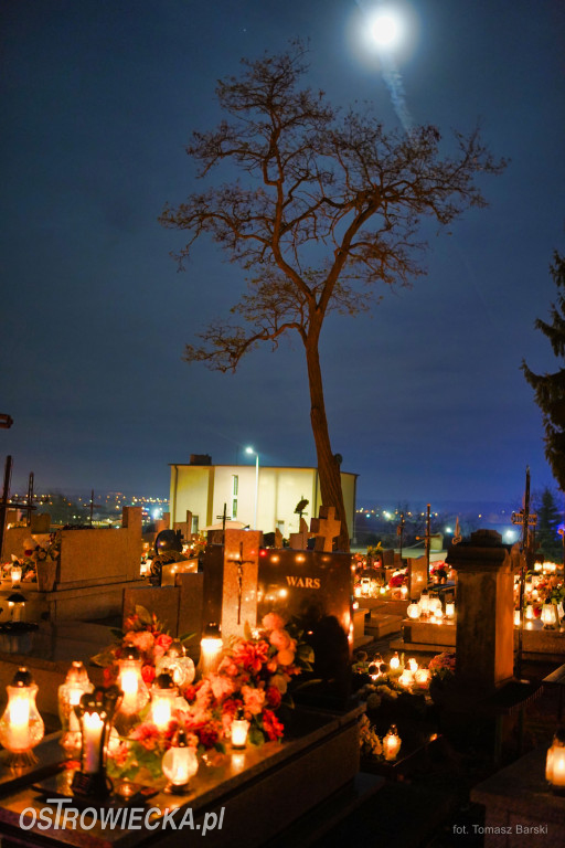 Cmentarz przy ul. Denkowskiej wieczorem