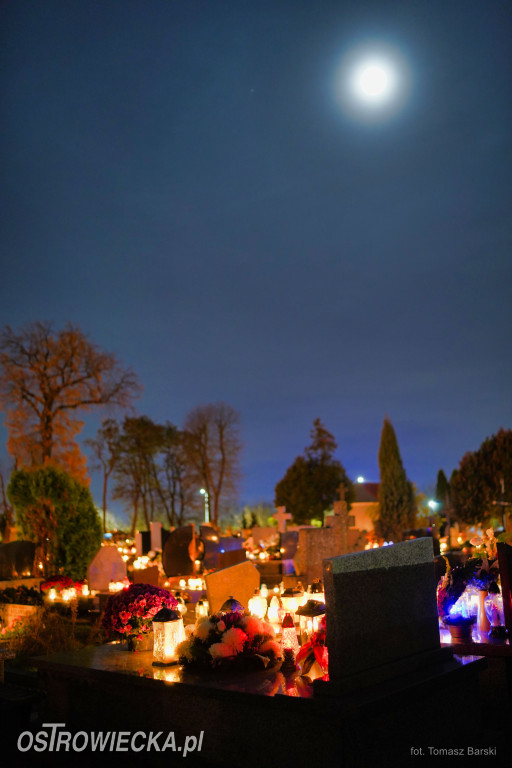 Cmentarz przy ul. Denkowskiej wieczorem