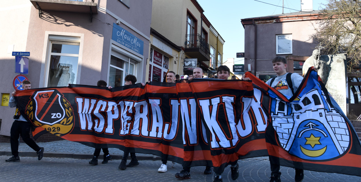 Spektakularny przemarsz kibiców KSZO
