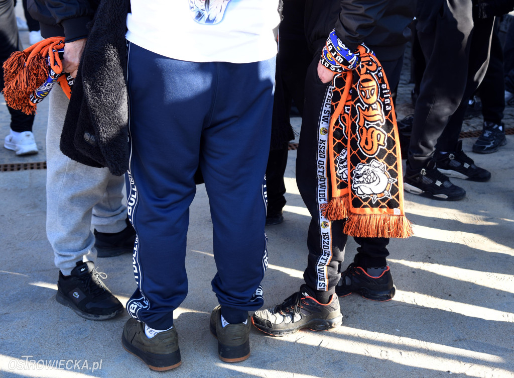 Spektakularny przemarsz kibiców KSZO