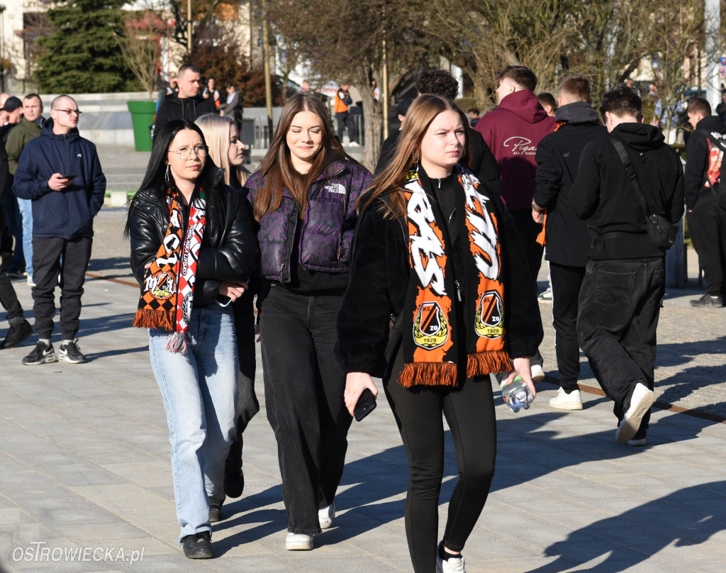 Spektakularny przemarsz kibiców KSZO