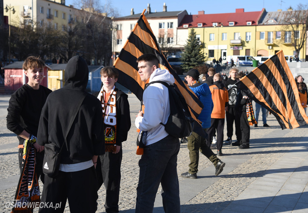 Spektakularny przemarsz kibiców KSZO