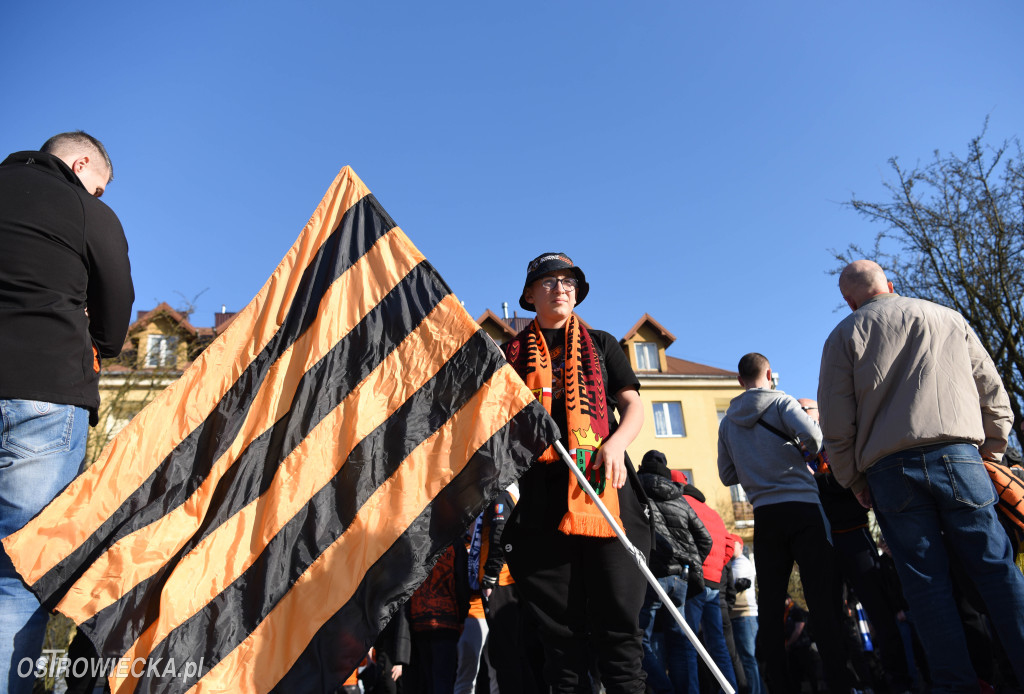 Spektakularny przemarsz kibiców KSZO