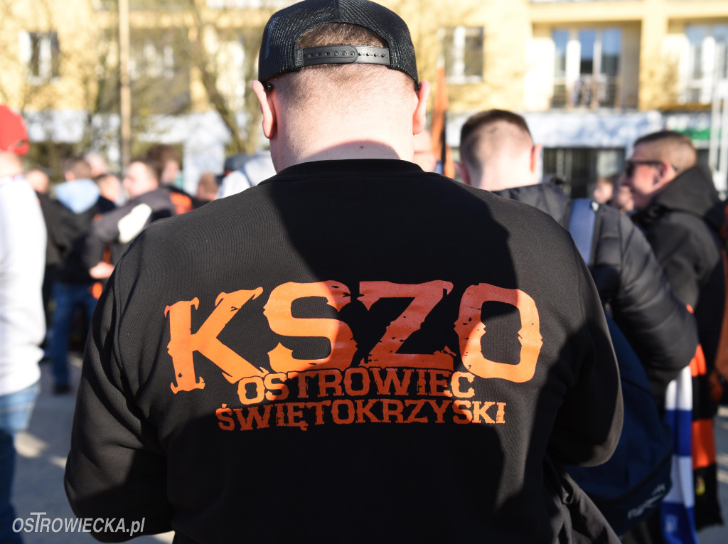 Spektakularny przemarsz kibiców KSZO