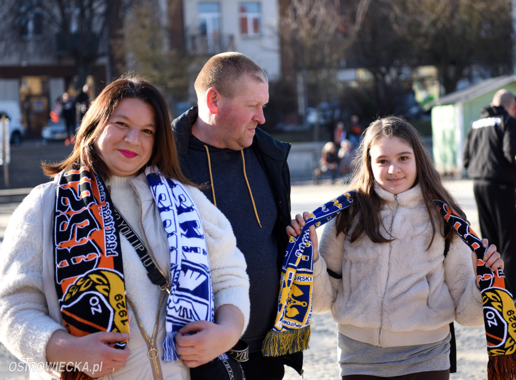 Spektakularny przemarsz kibiców KSZO