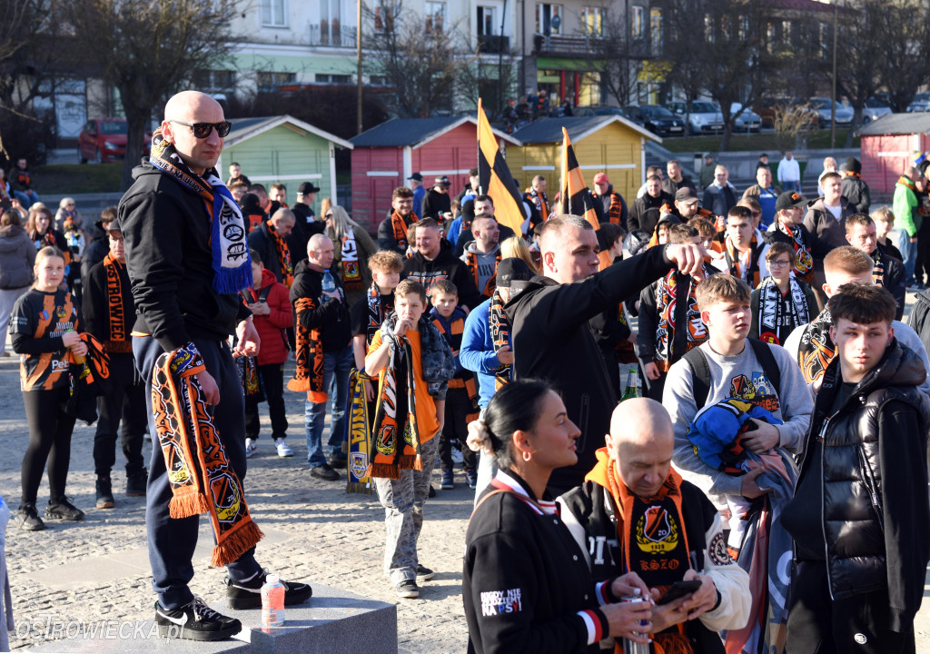 Spektakularny przemarsz kibiców KSZO