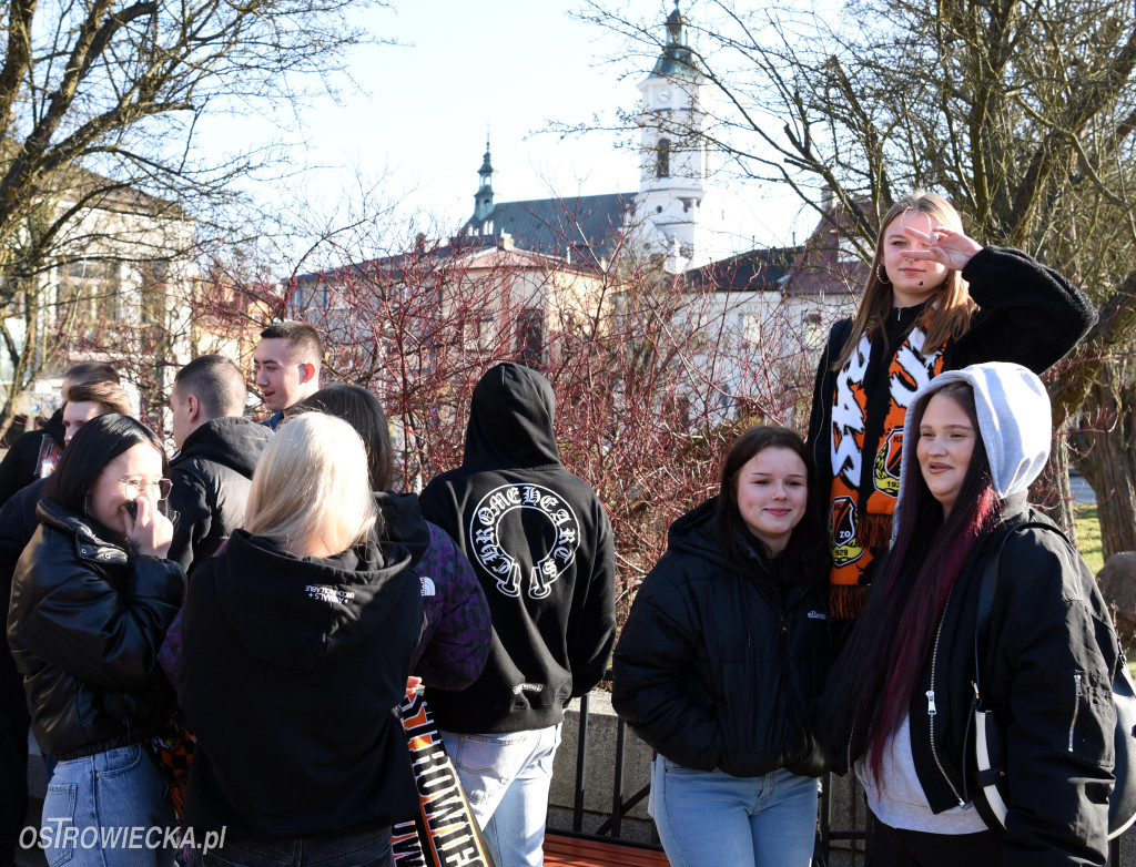 Spektakularny przemarsz kibiców KSZO