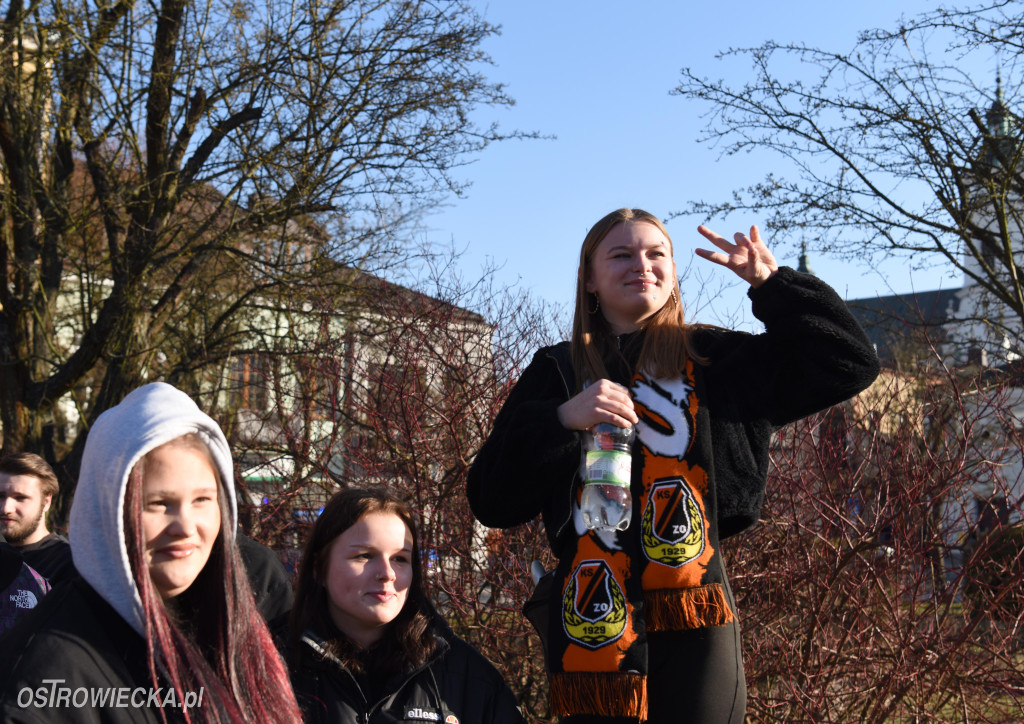 Spektakularny przemarsz kibiców KSZO