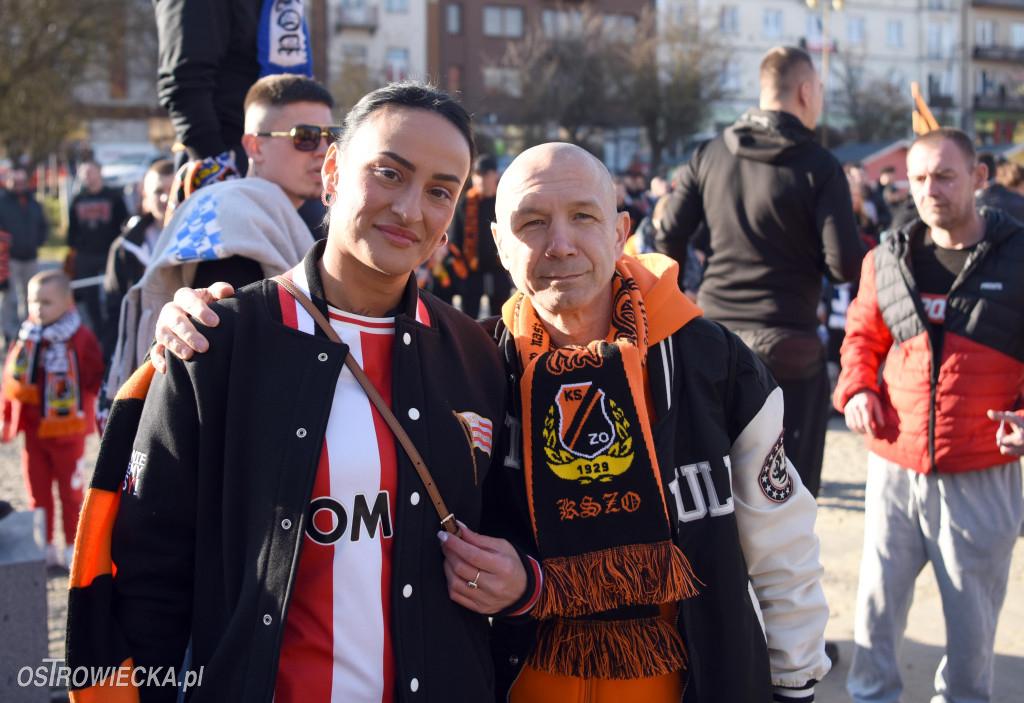 Spektakularny przemarsz kibiców KSZO