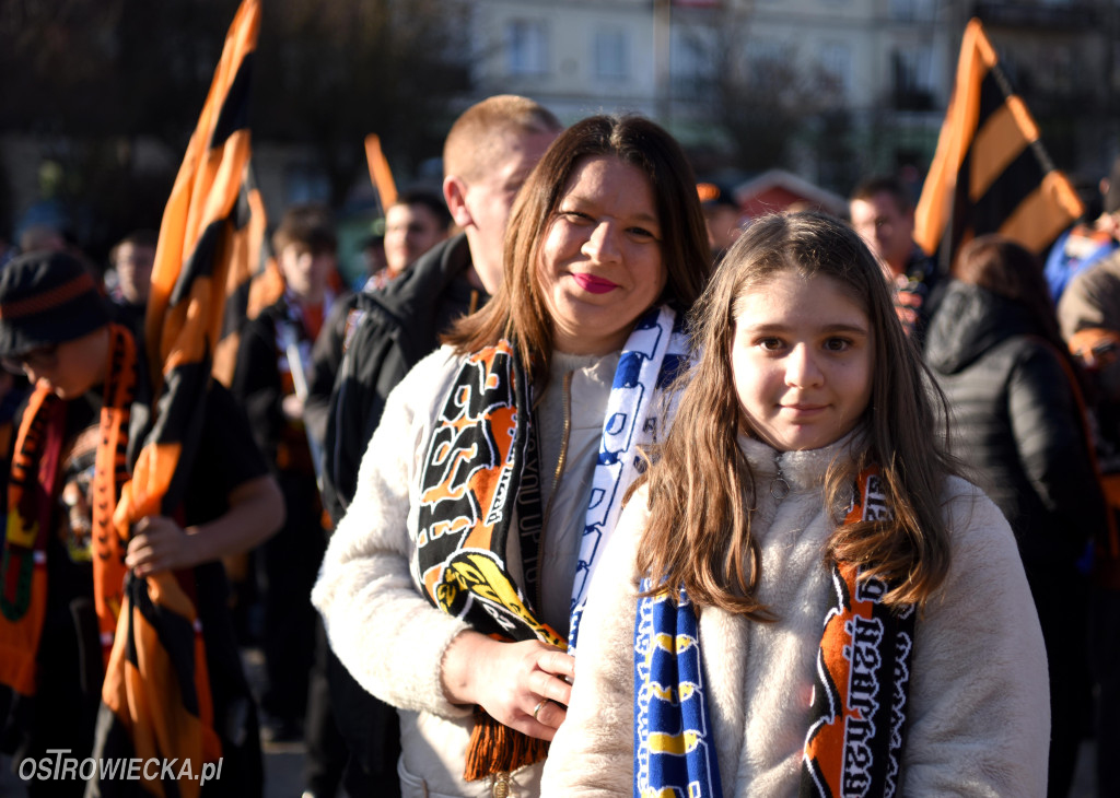 Spektakularny przemarsz kibiców KSZO