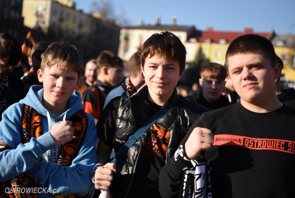 Spektakularny przemarsz kibiców KSZO