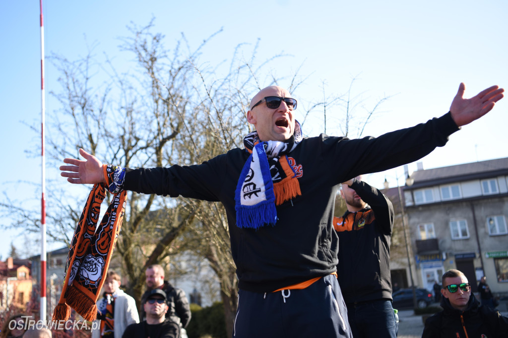 Spektakularny przemarsz kibiców KSZO
