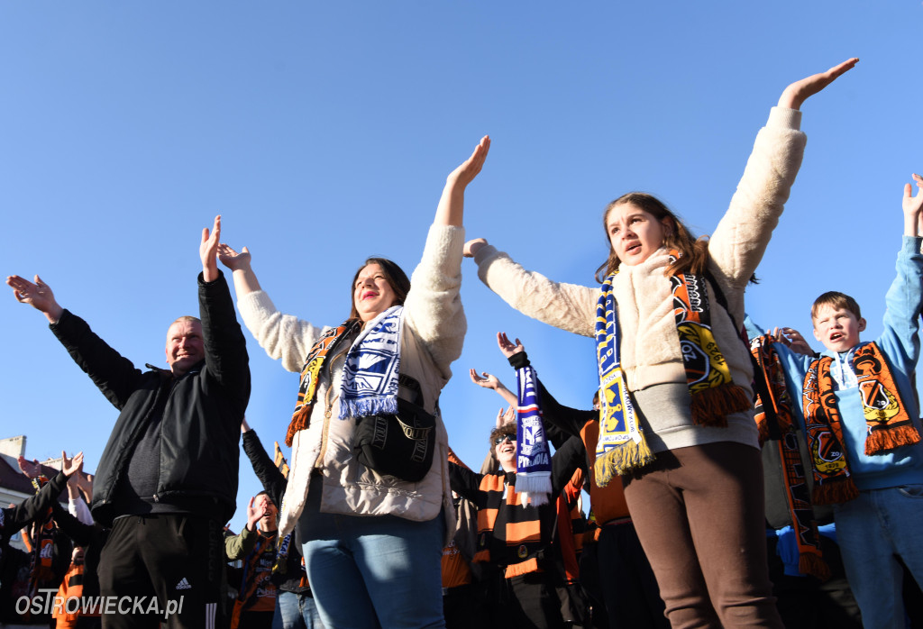 Spektakularny przemarsz kibiców KSZO